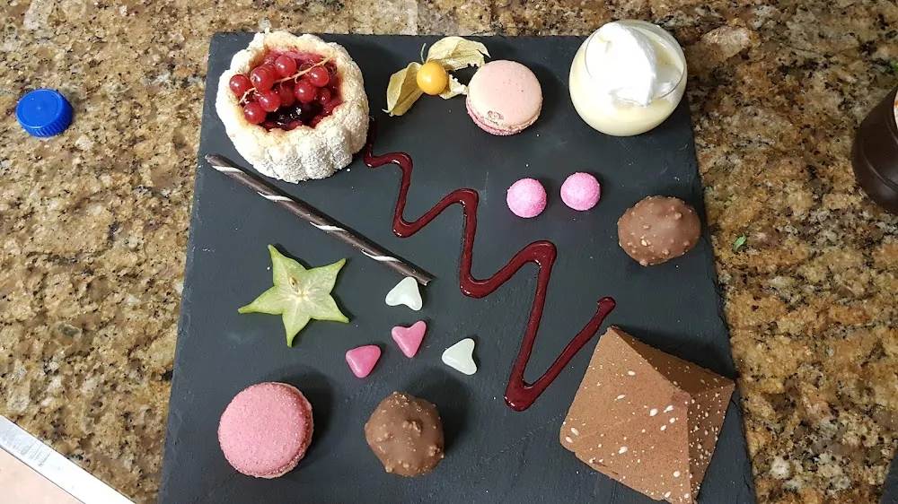 Assiette Gourmande Pyramide Chocolat Et Charlotine Aux Fruits Rouges